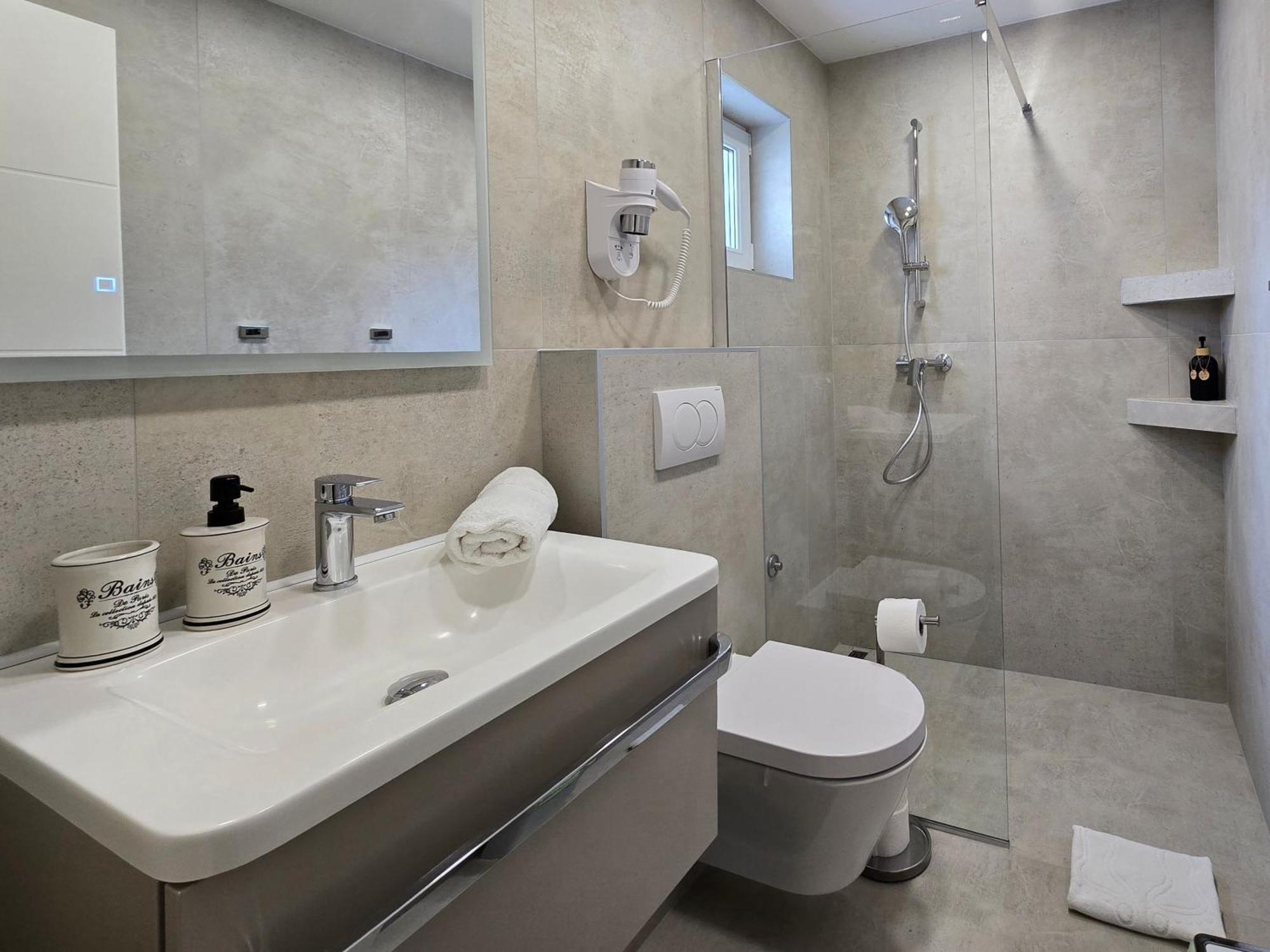 Apartments Goro Podstrana Bilik gambar